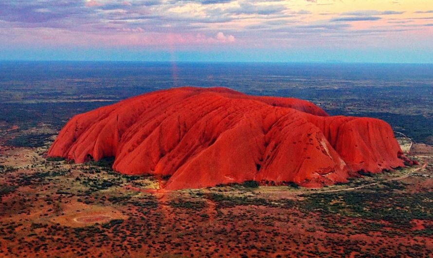 Uluru – El Monolito Rojo: Un Tesoro Natural y Cultural de Australia